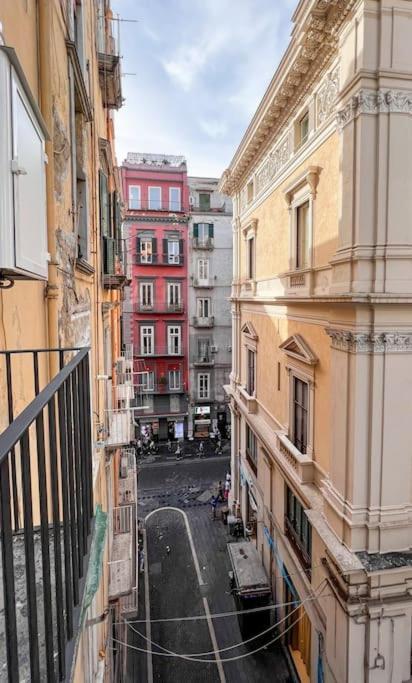 Apartment Shining Next To Galleria Umberto Neapel